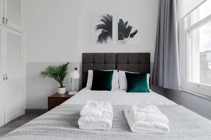 Flat Nevern Road in Greater London