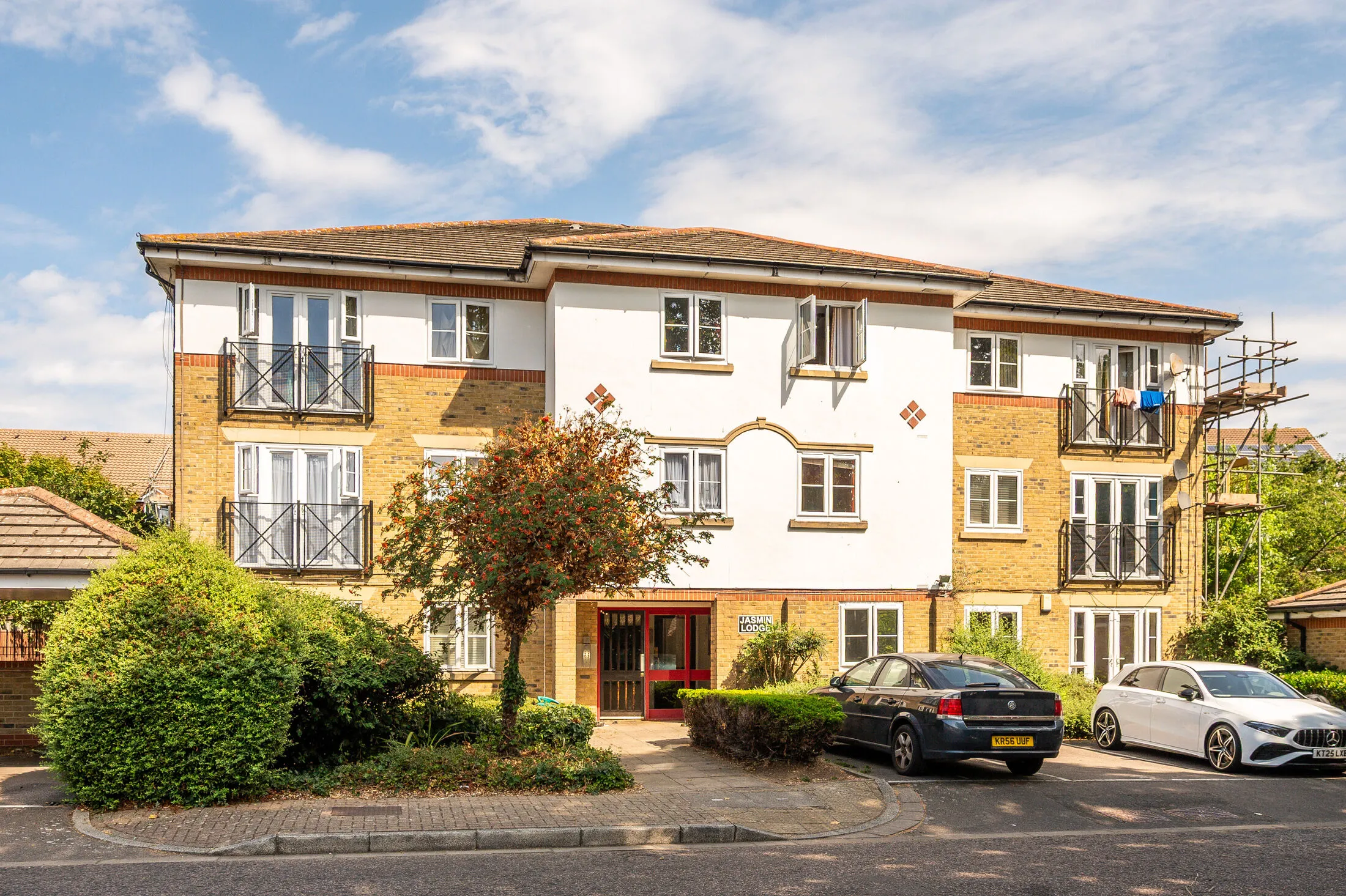 Flat Sherwood Gardens in Greater London