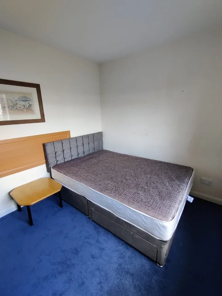 Room Staines Road in Borough of Spelthorne