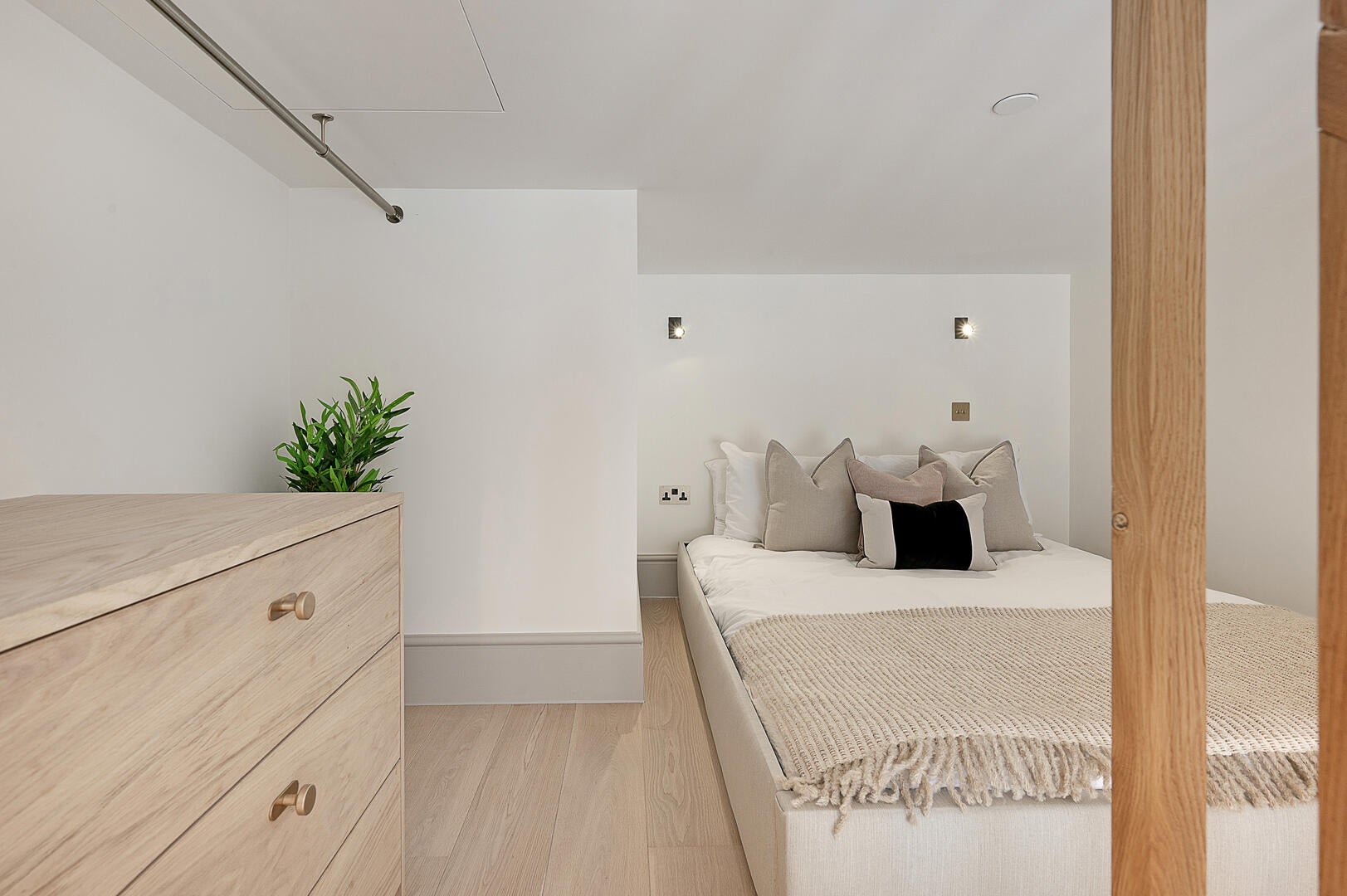 Flat Bramham Gardens in Greater London