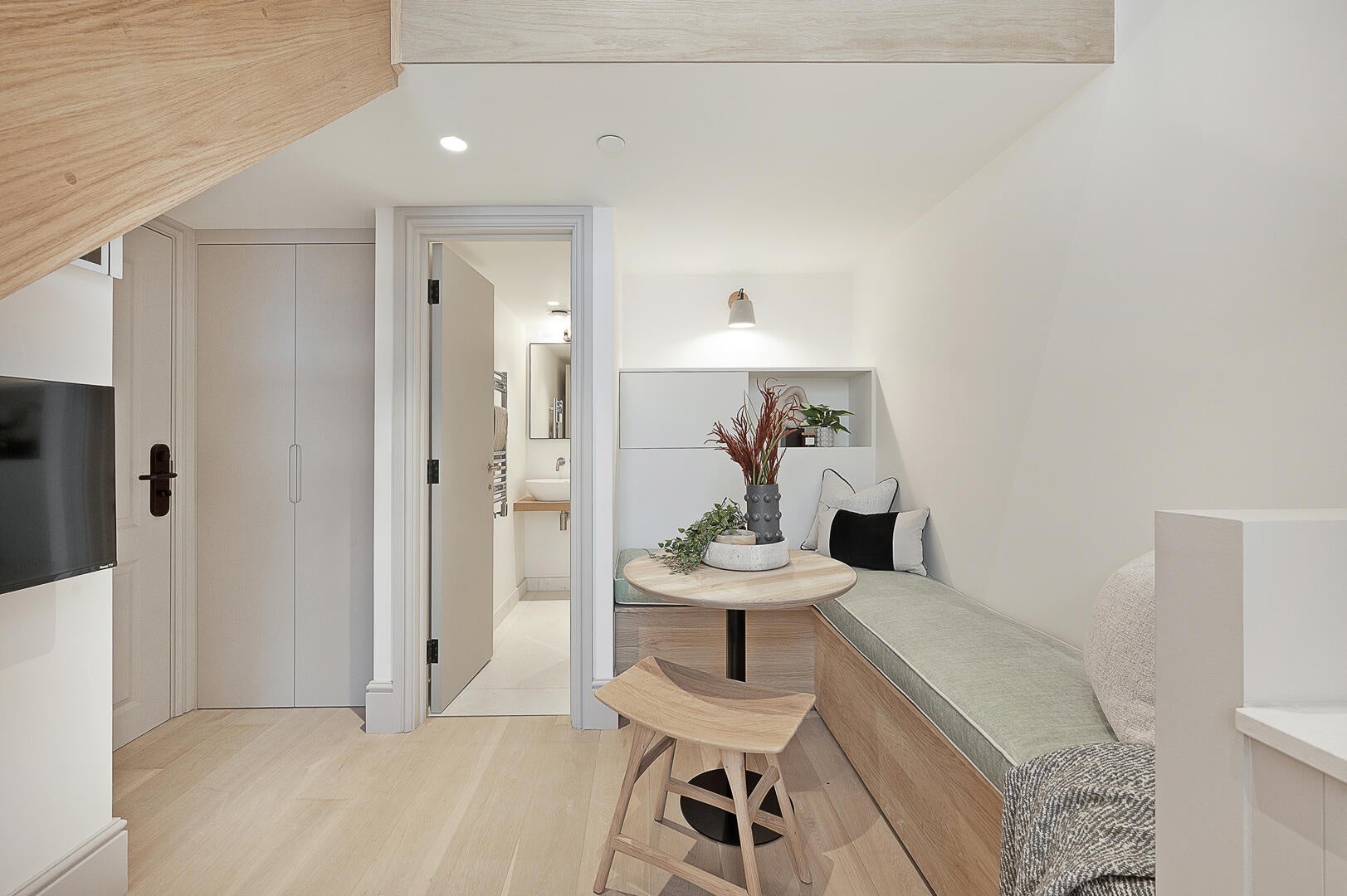 Flat Bramham Gardens in Greater London
