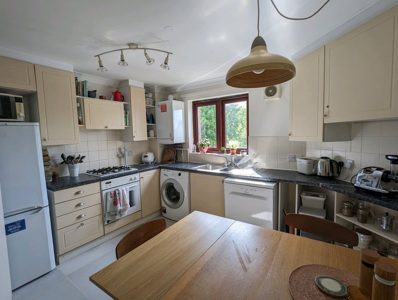Room Downs Road in Greater London
