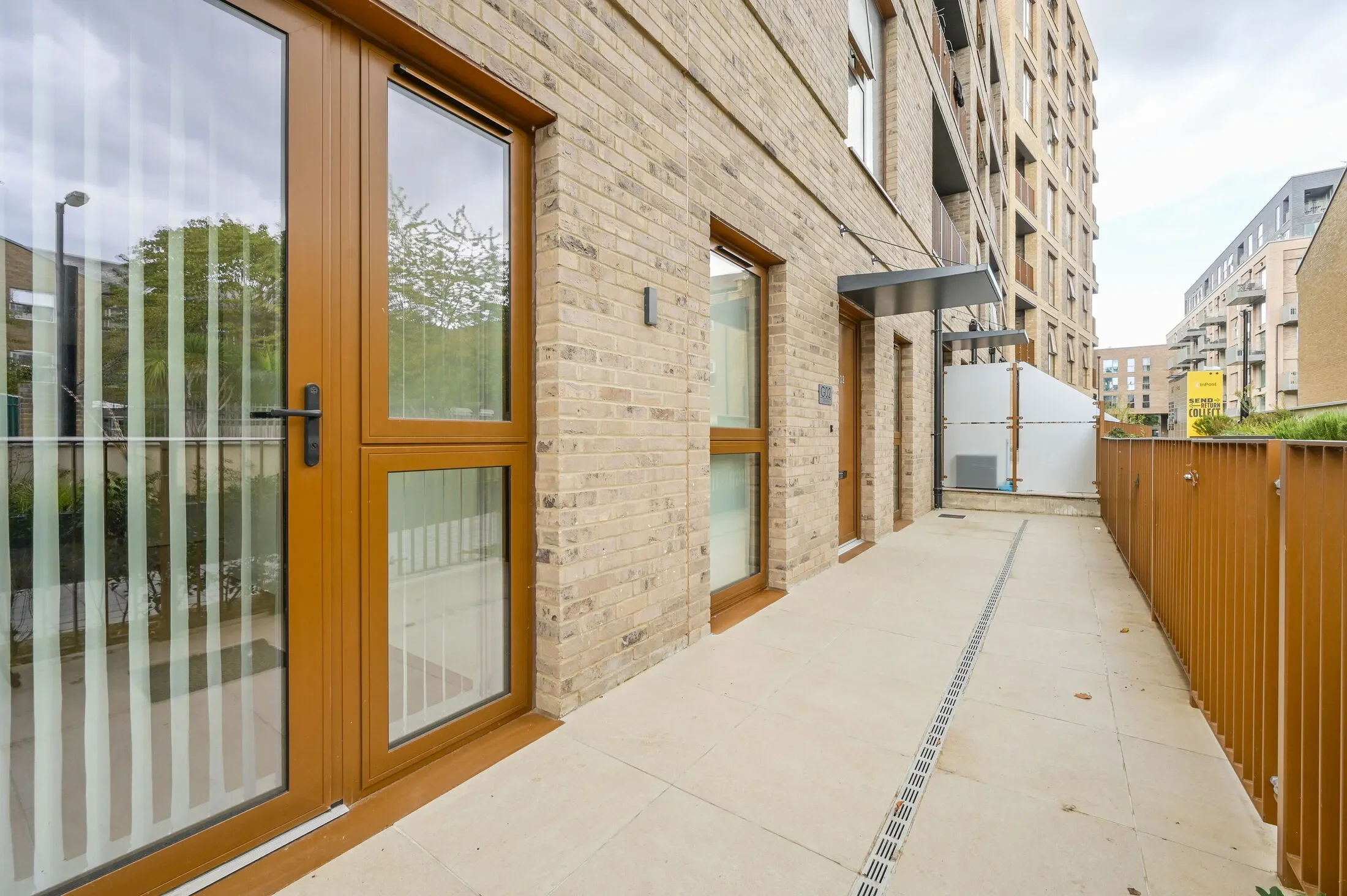 Flat Dod Street in Greater London