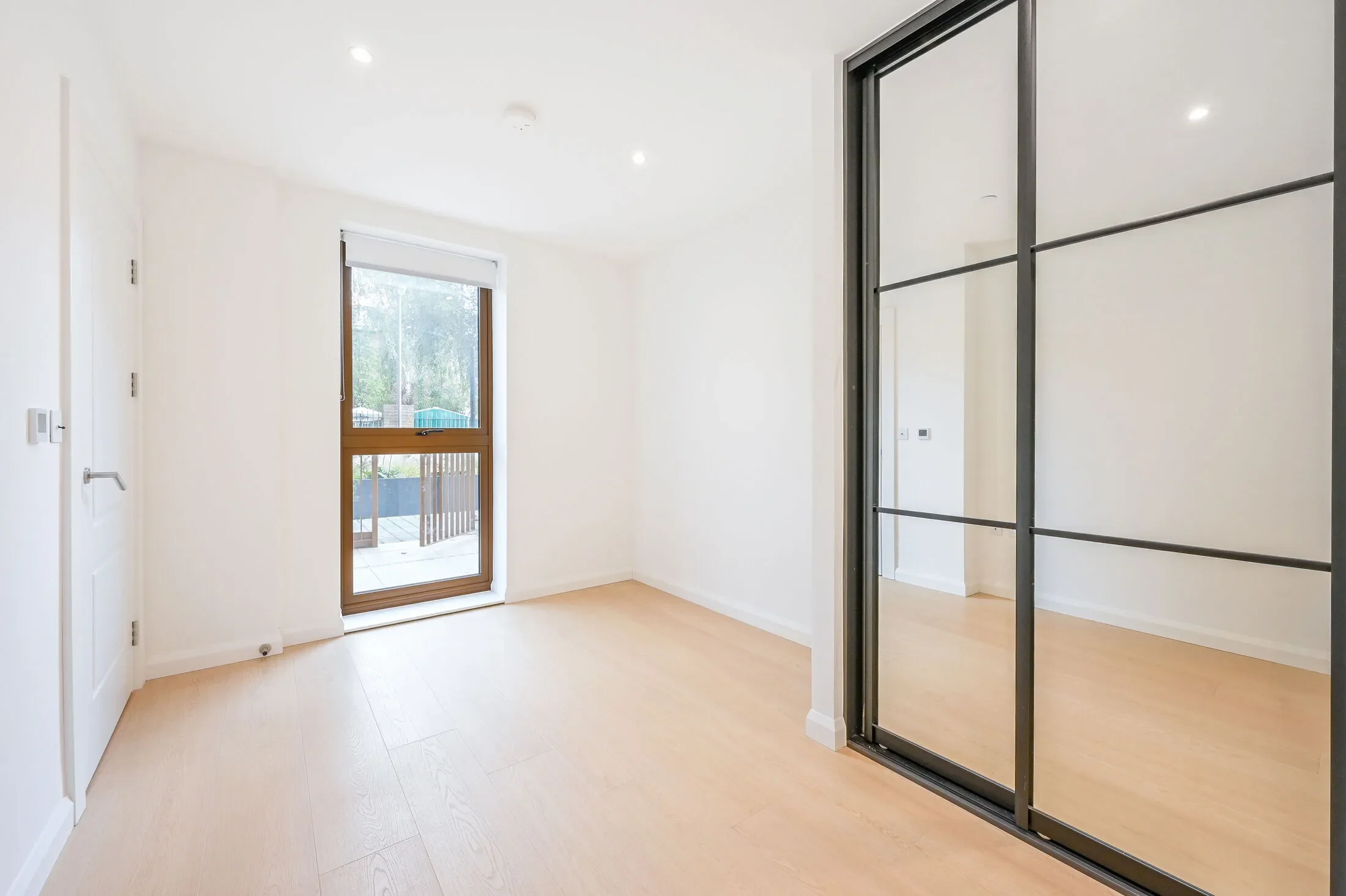 Flat Dod Street in Greater London