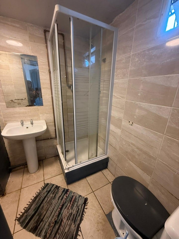Room Wellington Road in Greater London