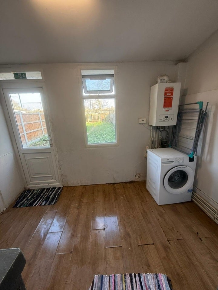 Room Wellington Road in Greater London