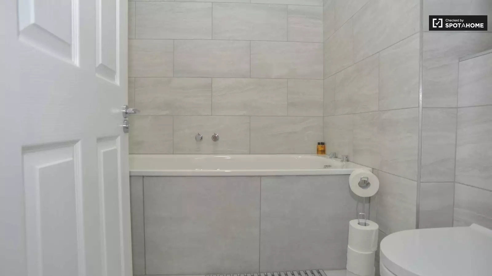 Flat Inverness Terrace in City of Westminster