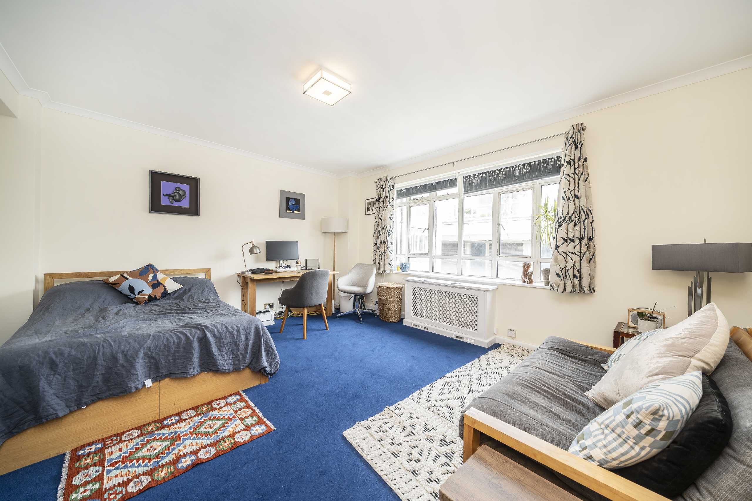 Flat Queen's Yard in Greater London