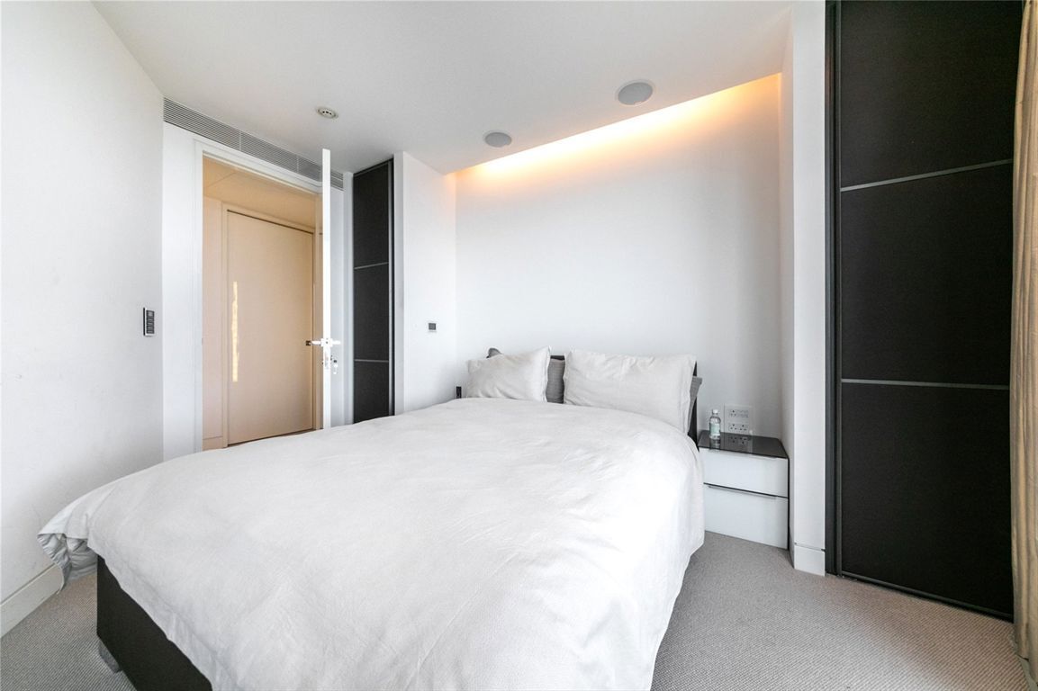 Flat Nine Elms Lane in Greater London