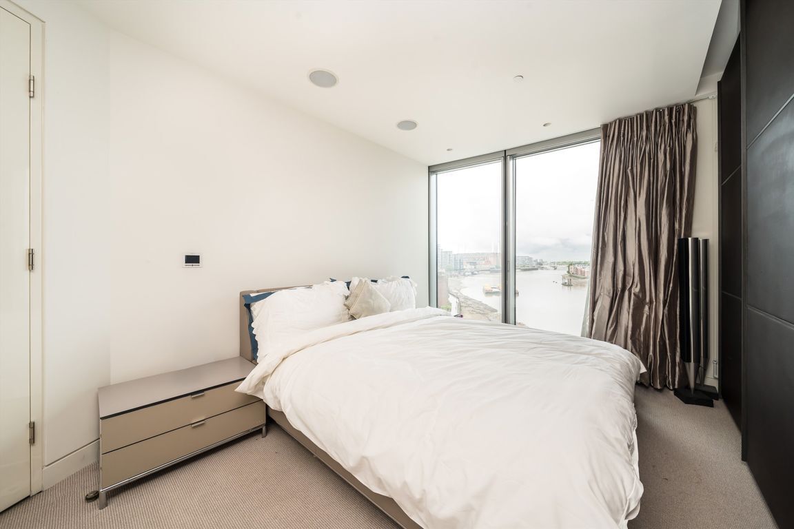 Flat Nine Elms Lane in Greater London