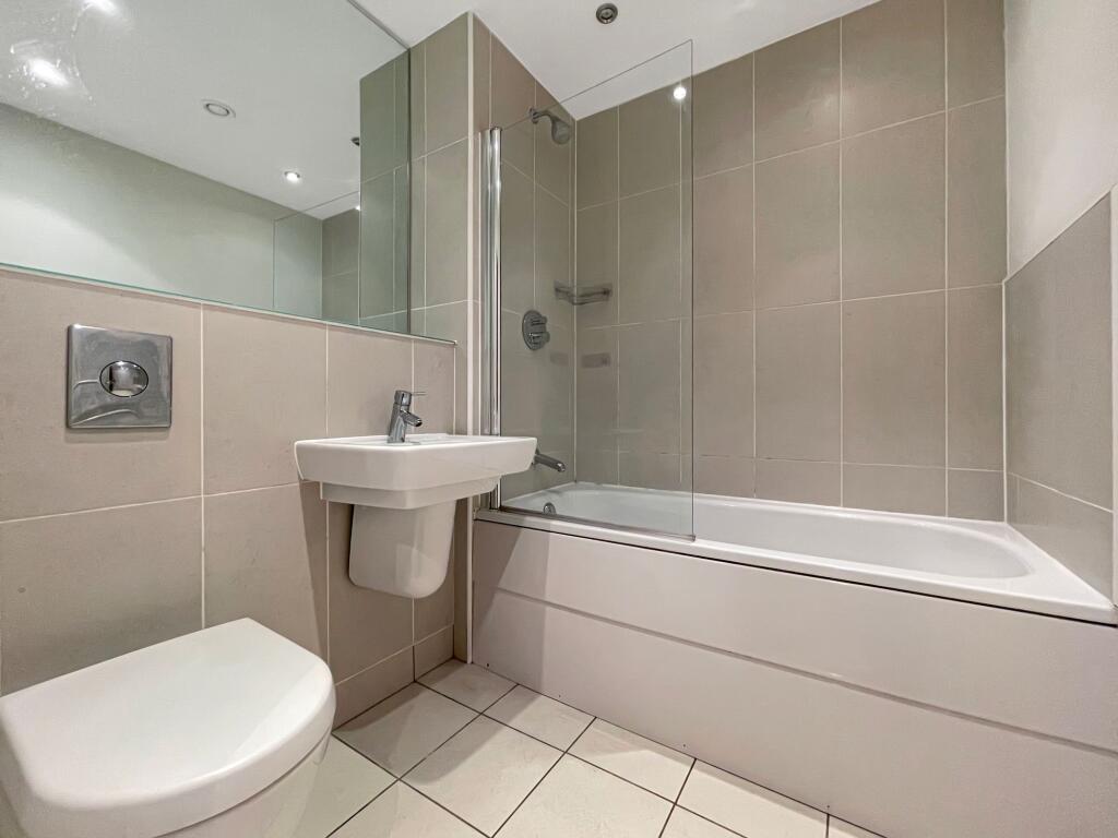 Flat Grant Road in Greater London