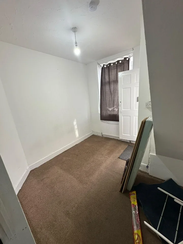 Room Neville Road in Greater London