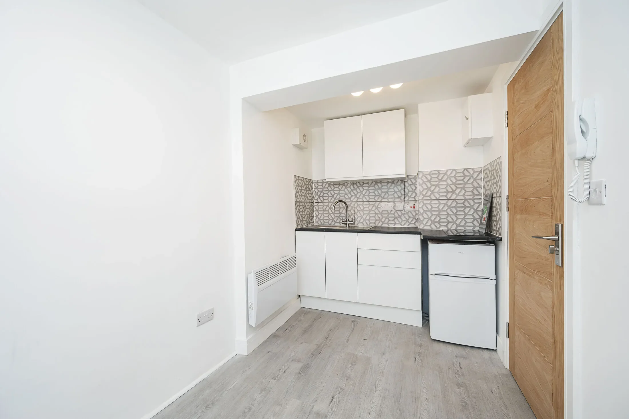 Flat Pellerin Road in Greater London