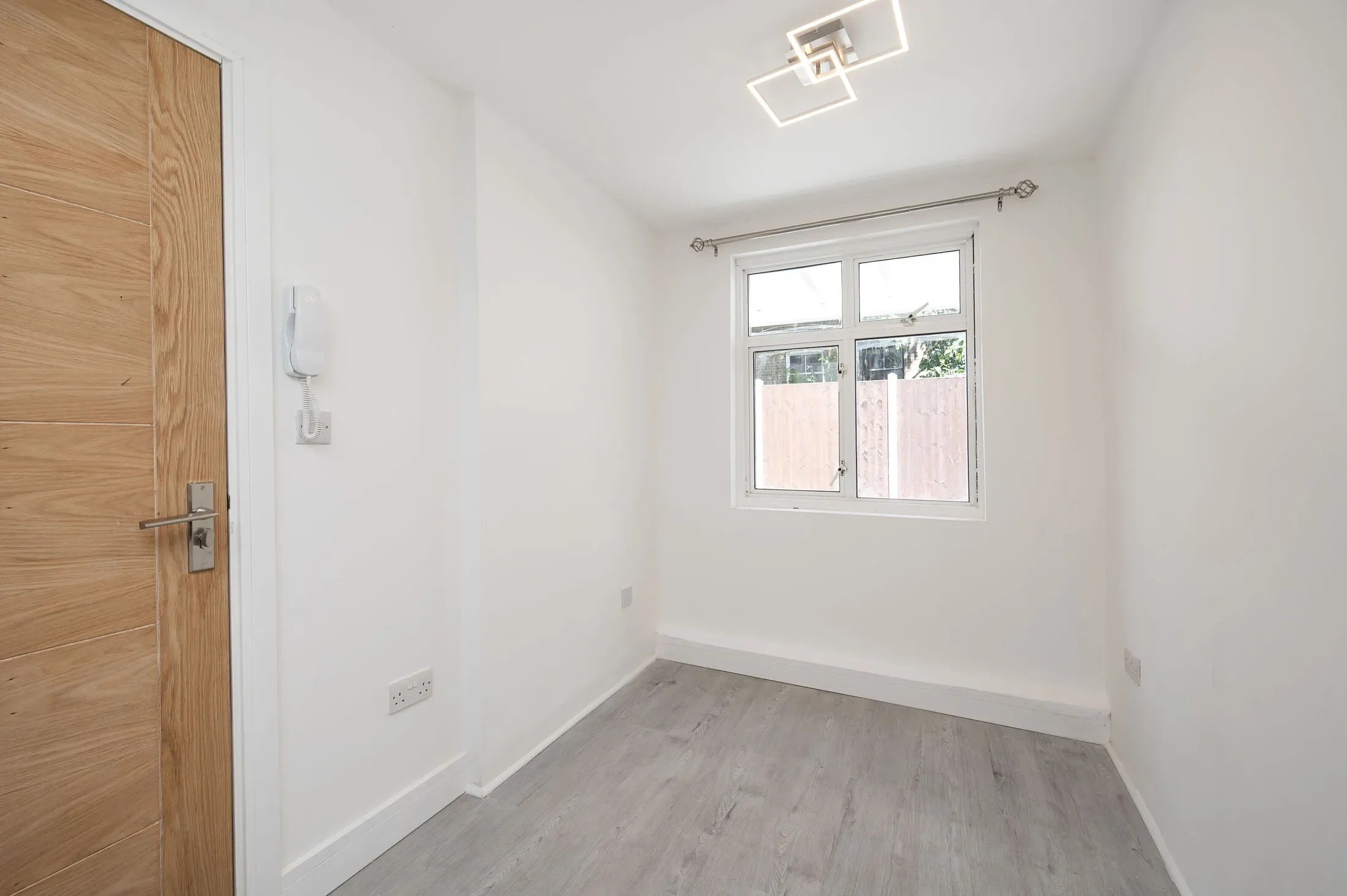Flat Pellerin Road in Greater London
