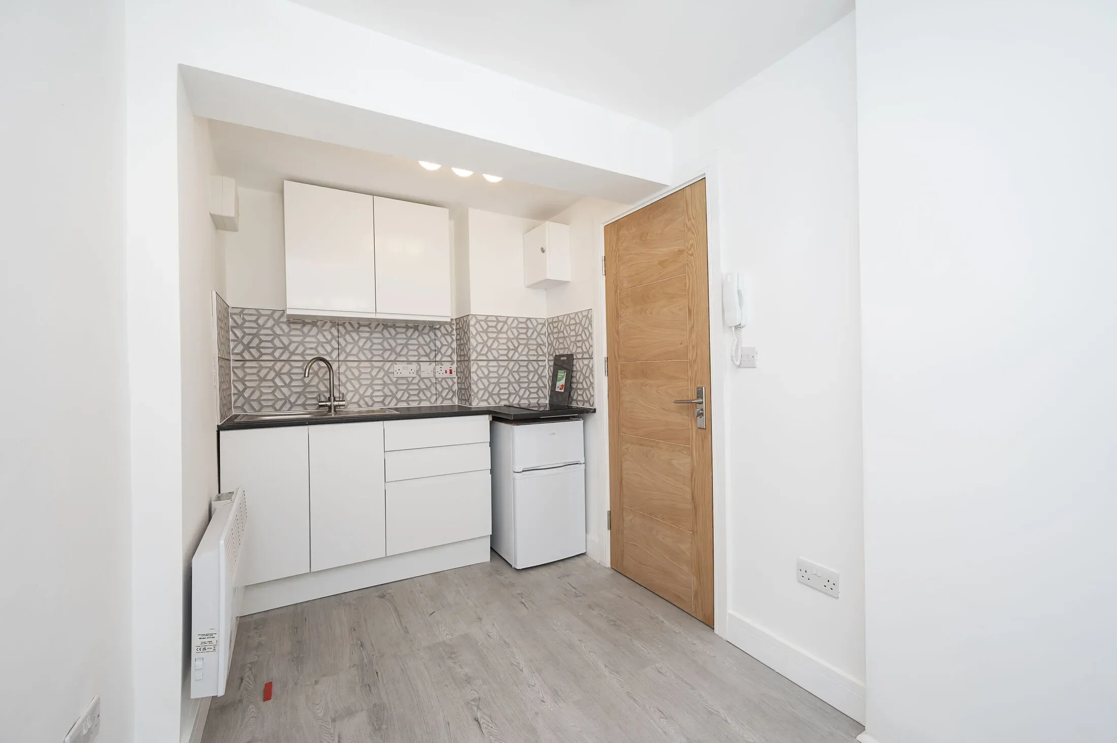 Flat Pellerin Road in Greater London