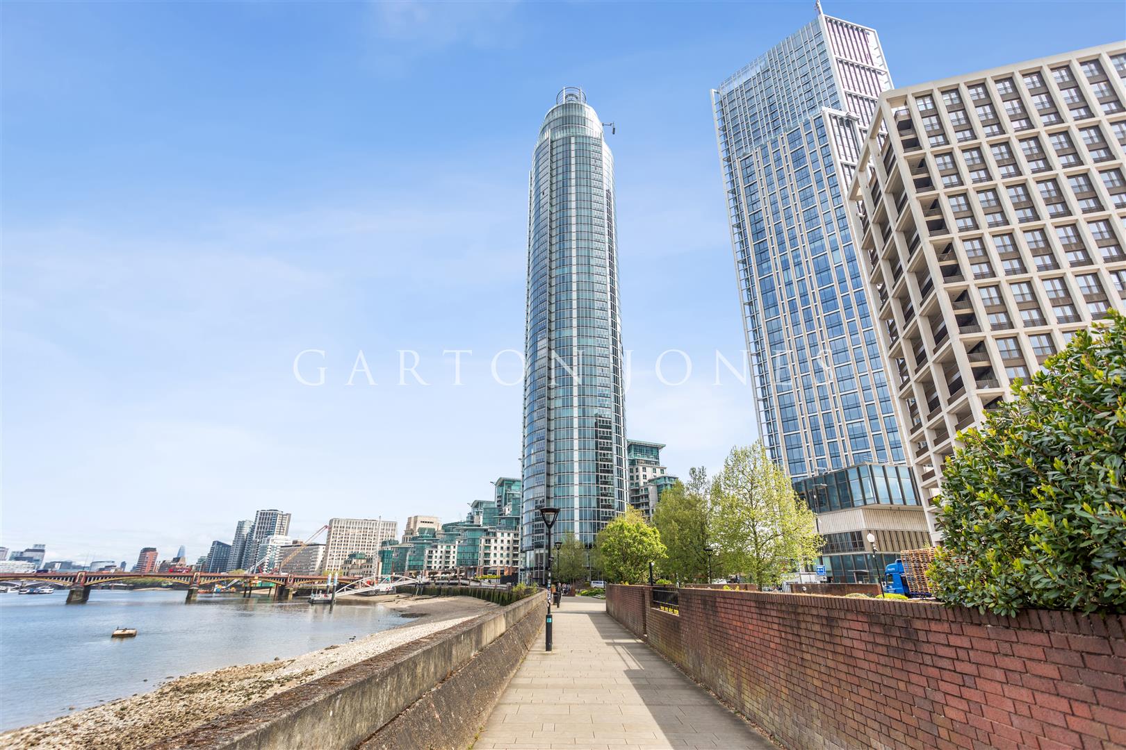 Flat Nine Elms Lane in Greater London
