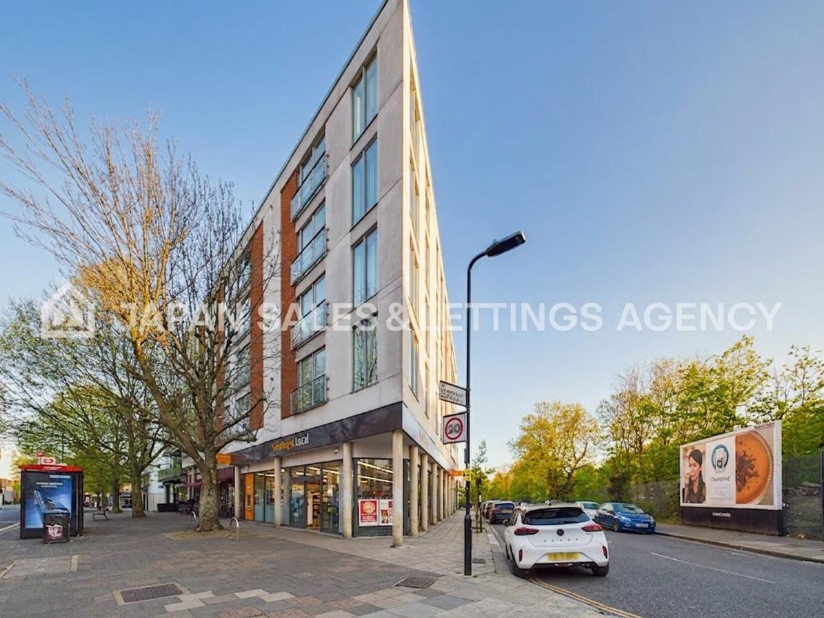 Flat Granville Gardens in Greater London