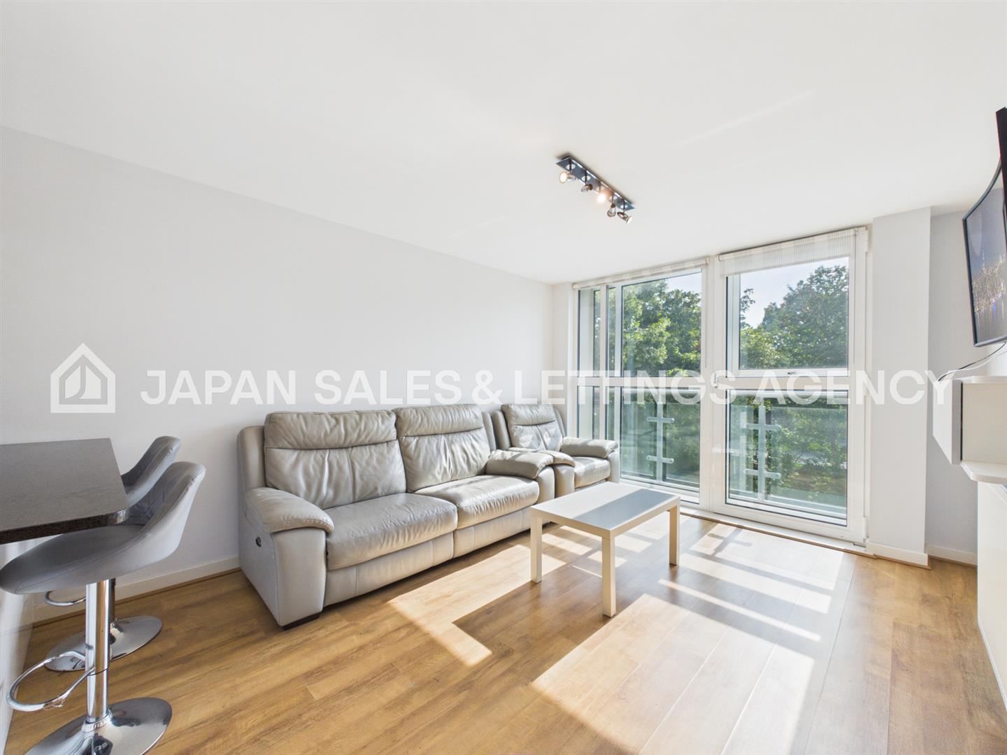 Flat Granville Gardens in Greater London