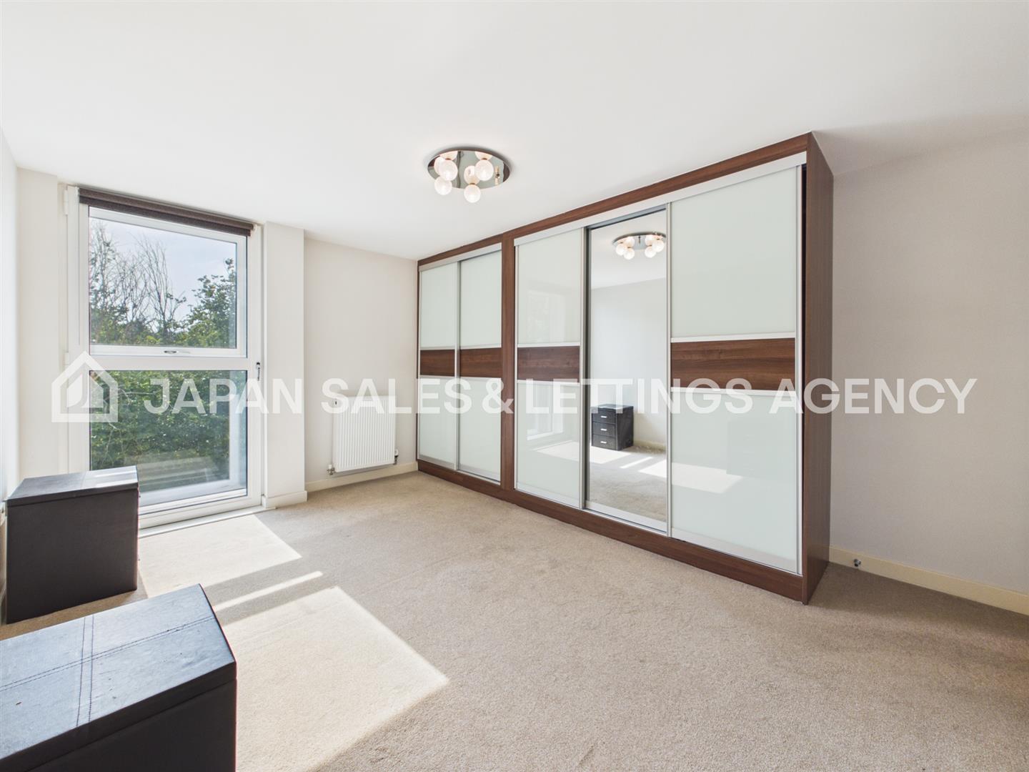 Flat Granville Gardens in Greater London