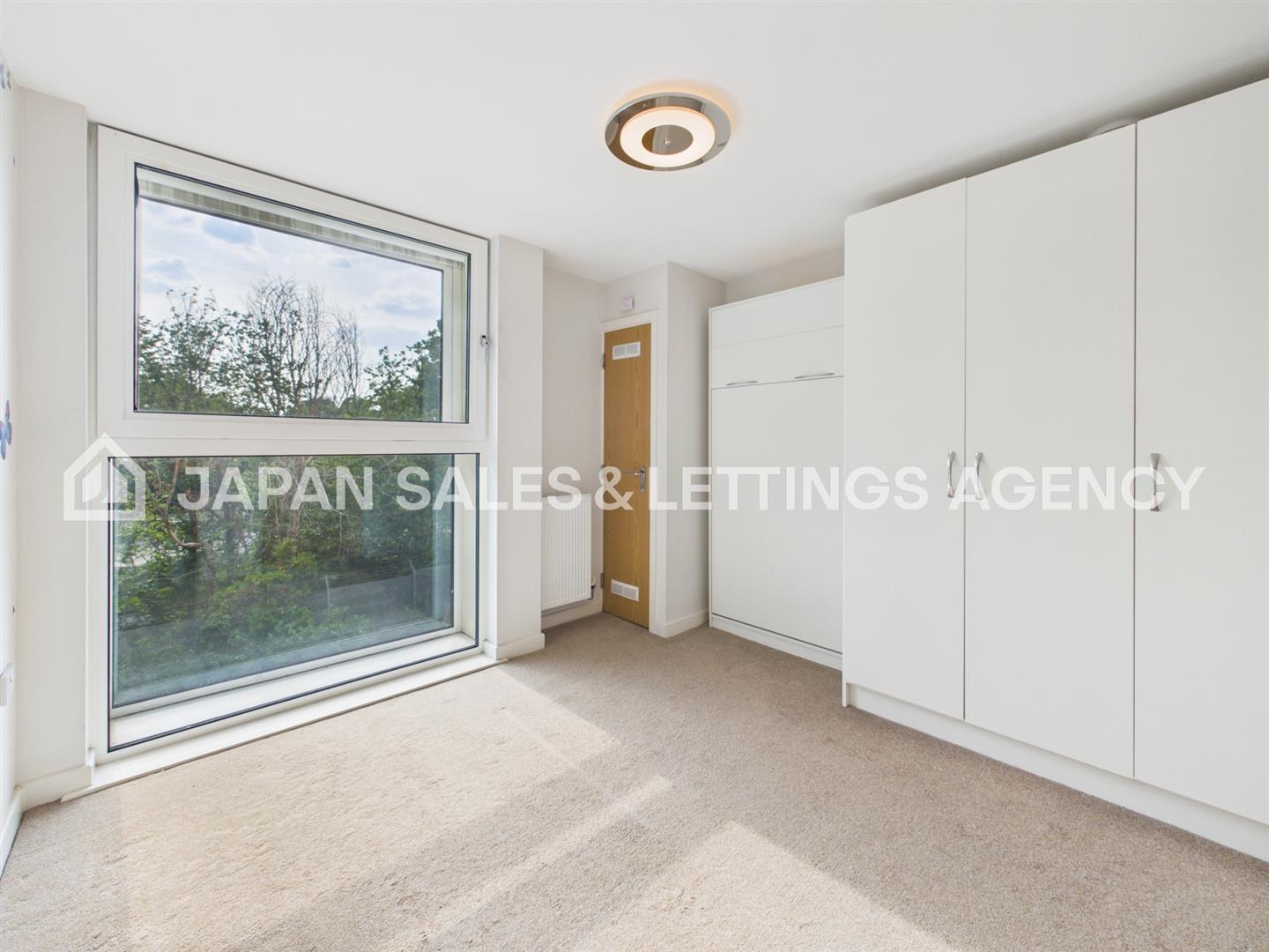 Flat Granville Gardens in Greater London