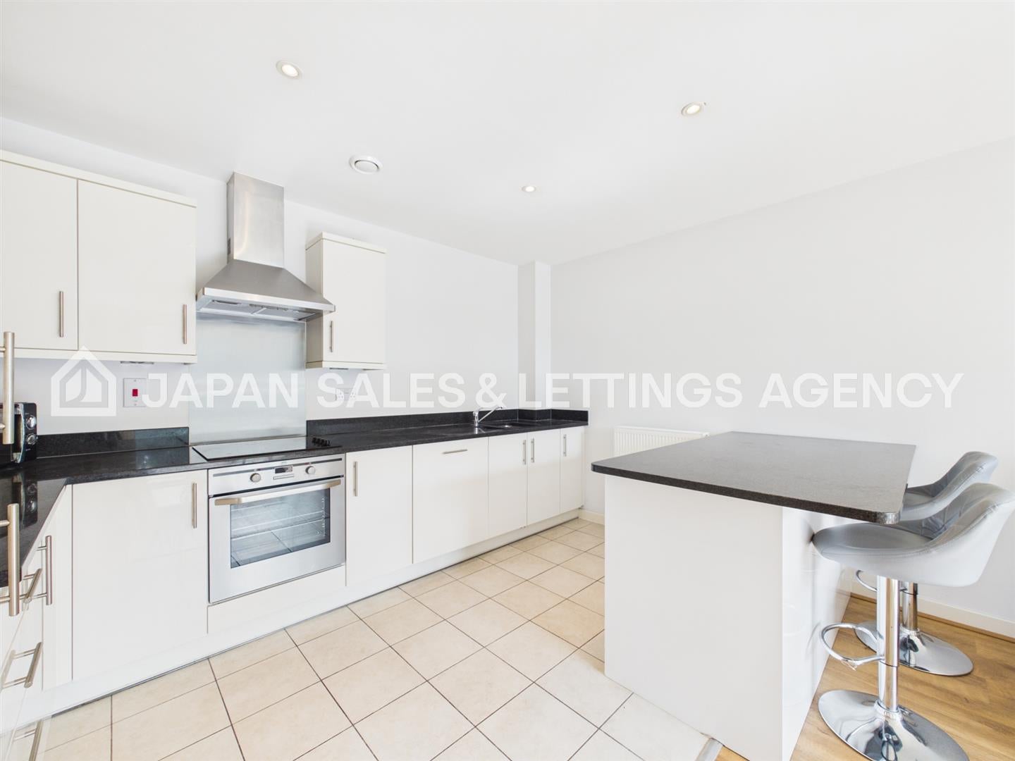 Flat Granville Gardens in Greater London