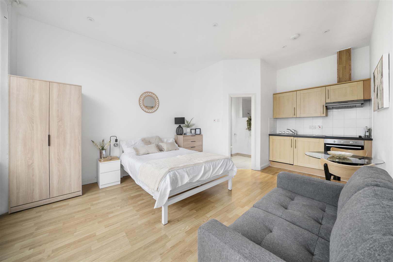 Flat Castletown Road in Greater London