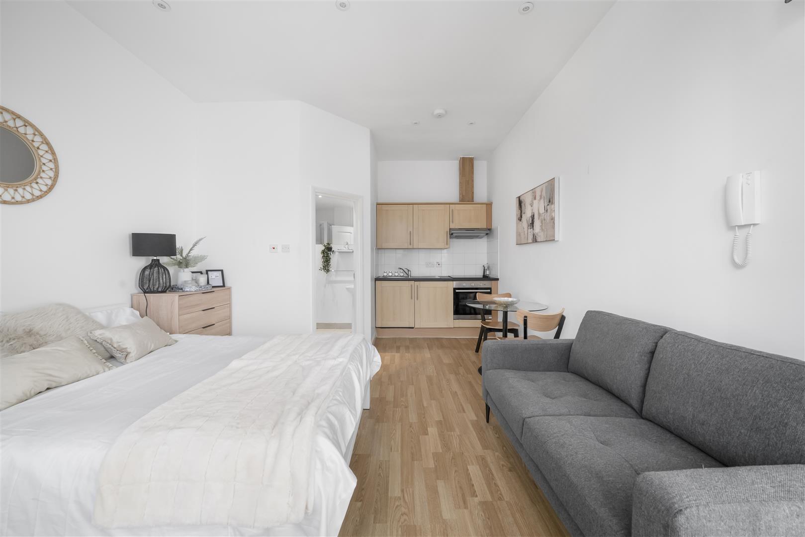 Flat Castletown Road in Greater London