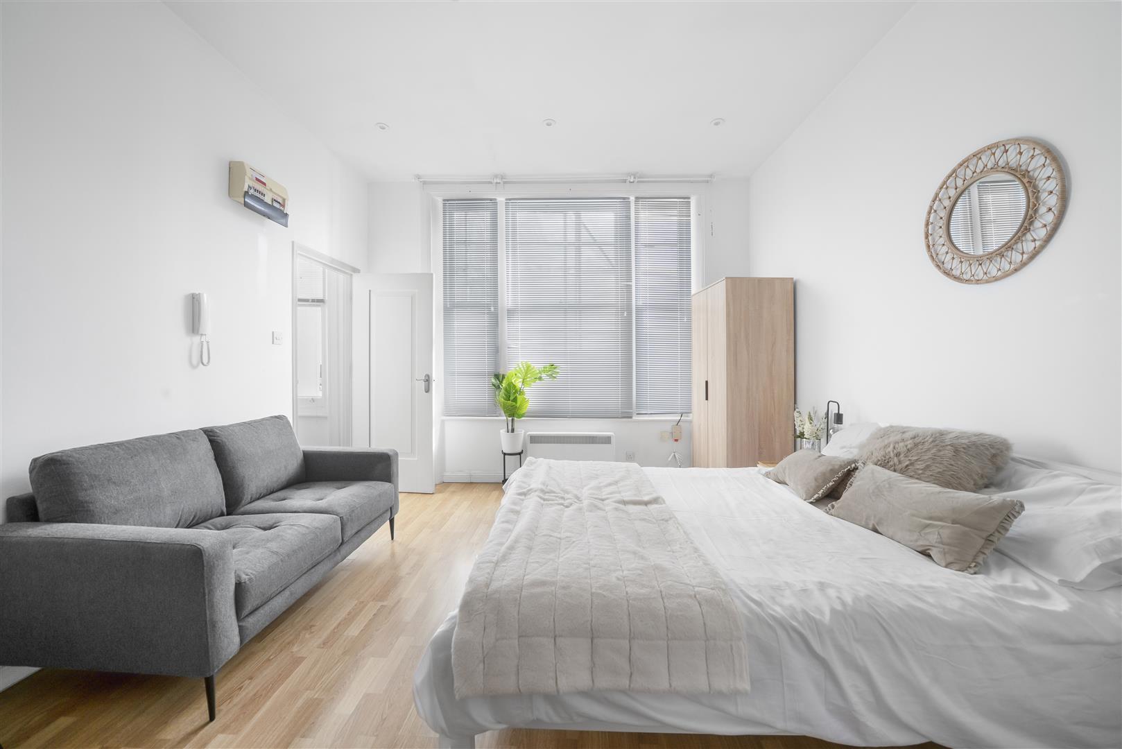 Flat Castletown Road in Greater London