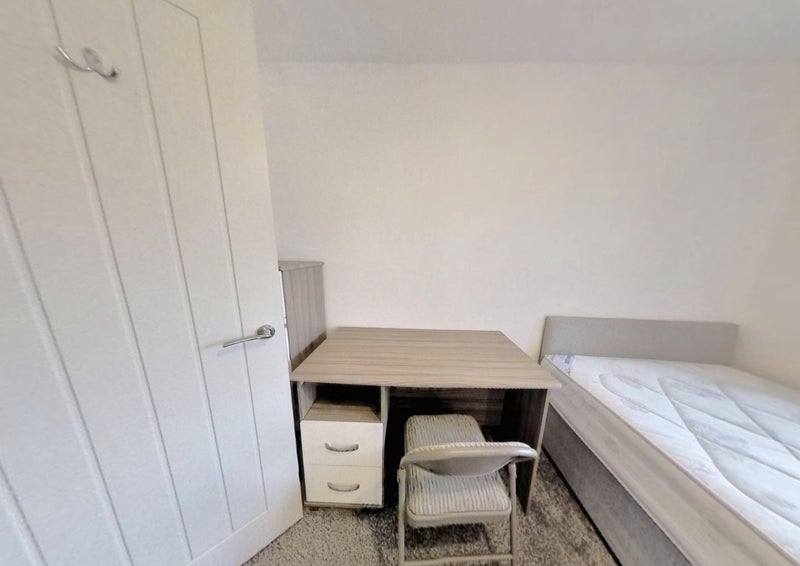 Room Heeley Road in Birmingham