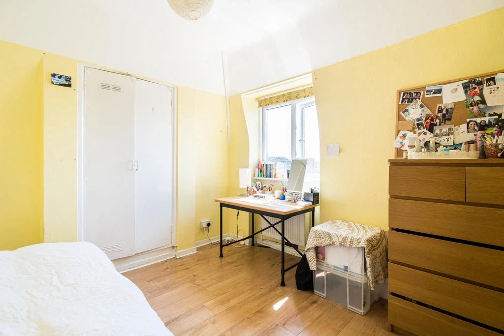 Flat Queen's Crescent in Greater London