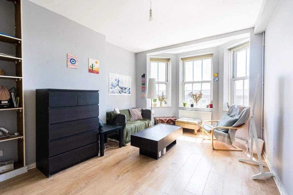 Flat Queen's Crescent in Greater London
