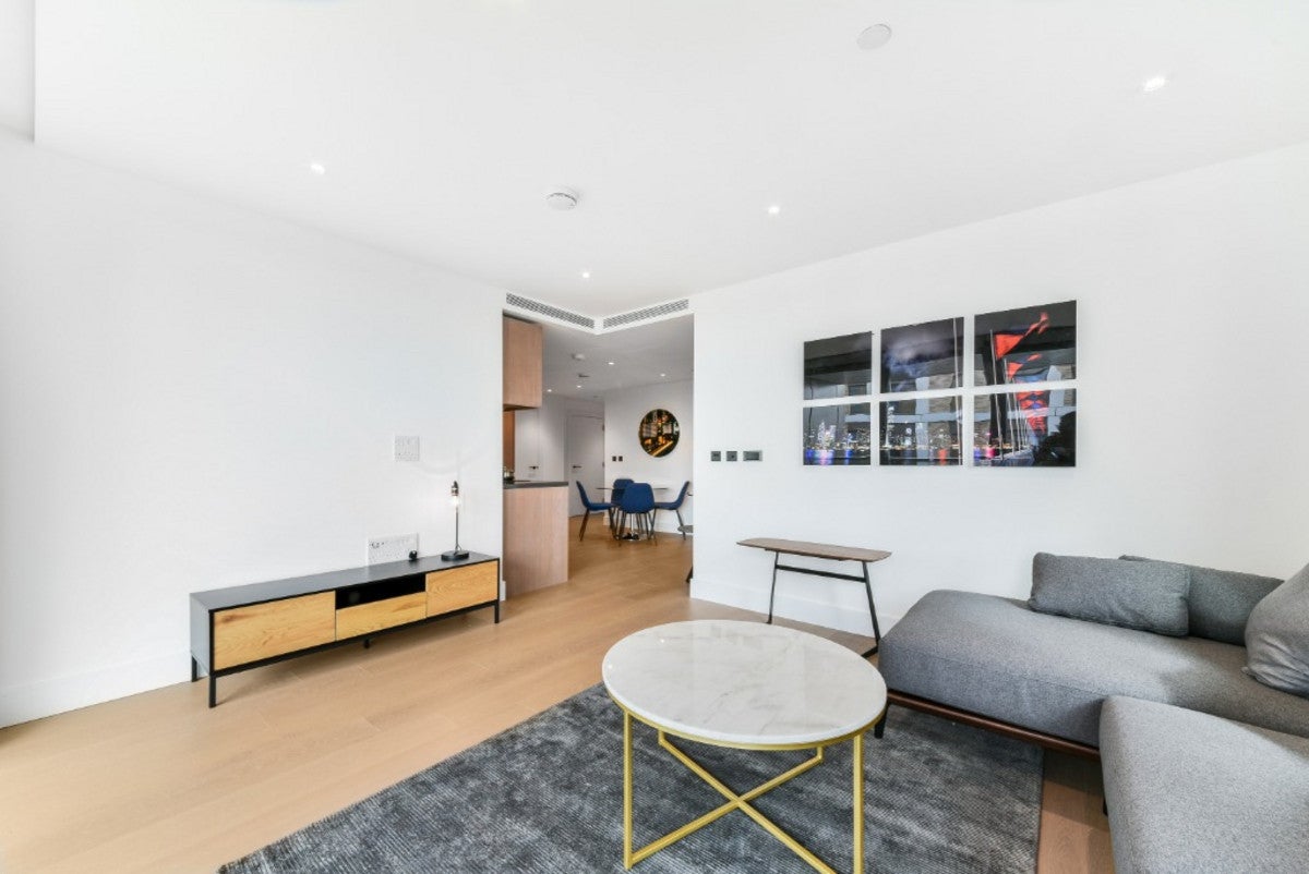 Flat Prince of Wales Drive in Greater London