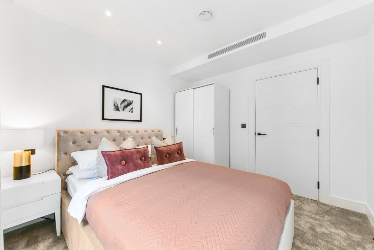 Flat Prince of Wales Drive in Greater London