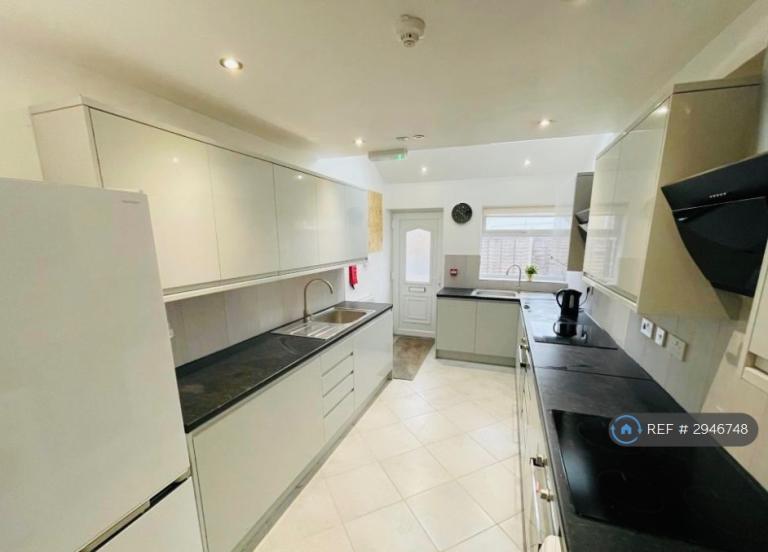 Room Barrow Close in Coventry