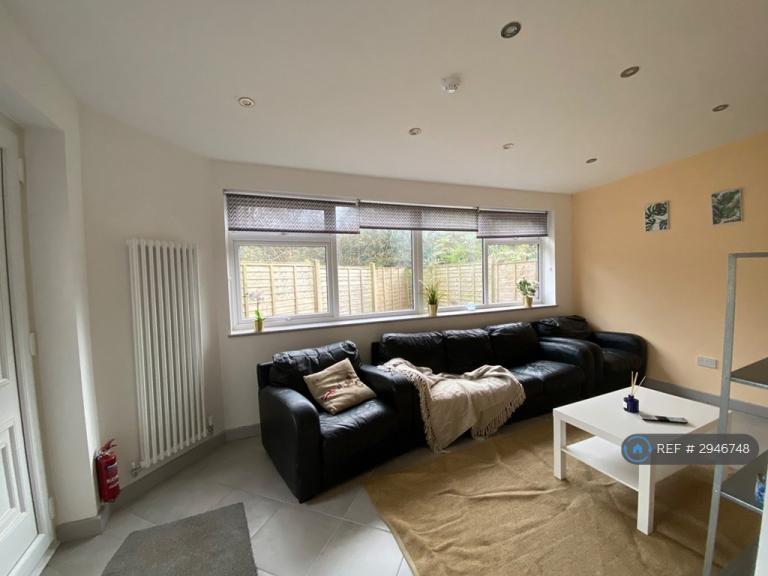 Room Barrow Close in Coventry