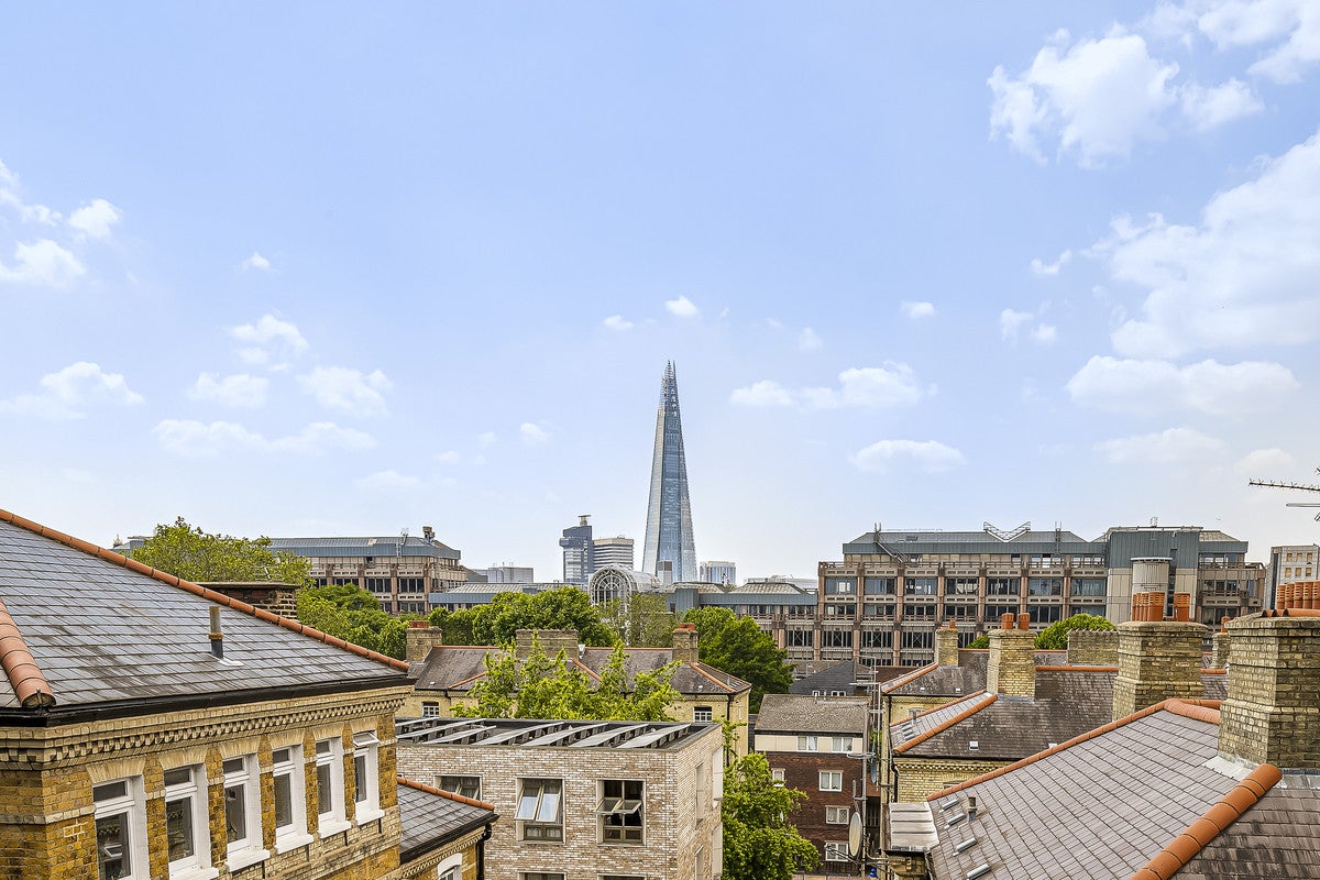 Flat Dock Street in Greater London