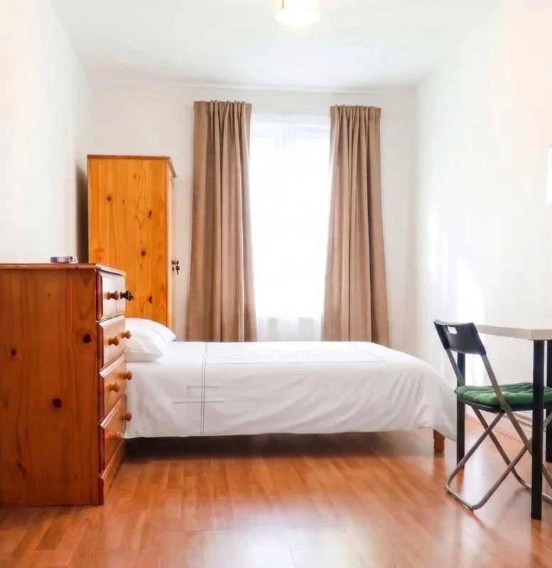 Room Usk Street in Greater London