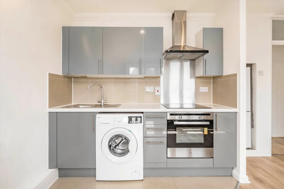 Flat Cassidy Road in Greater London