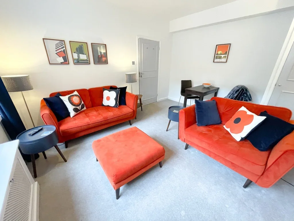 Flat Queen's Yard in Greater London