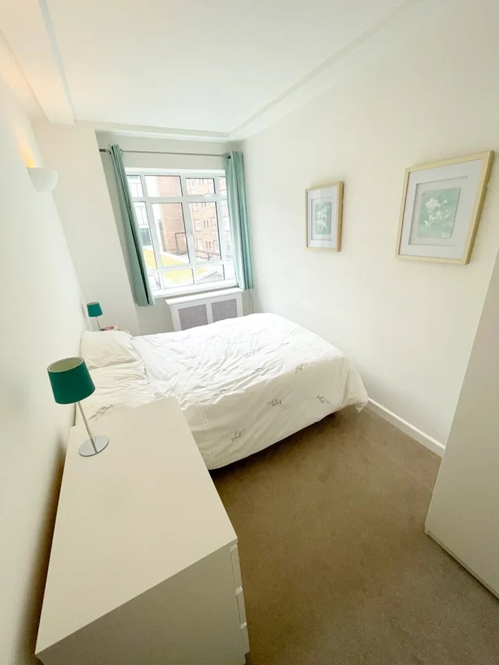 Flat Queen's Yard in Greater London