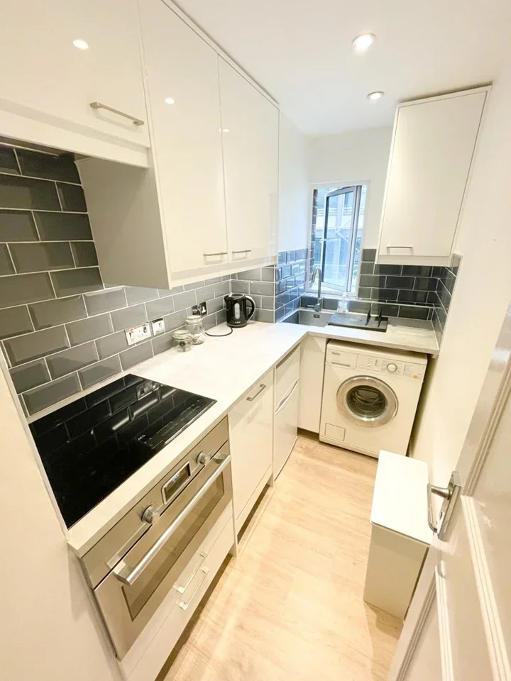 Flat Queen's Yard in Greater London