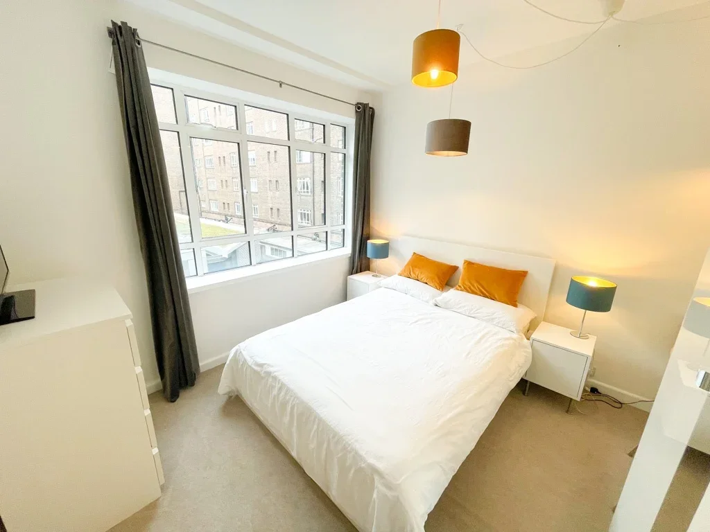 Flat Queen's Yard in Greater London