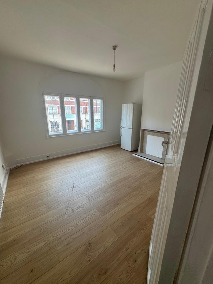 Flat Acacia Road in Greater London