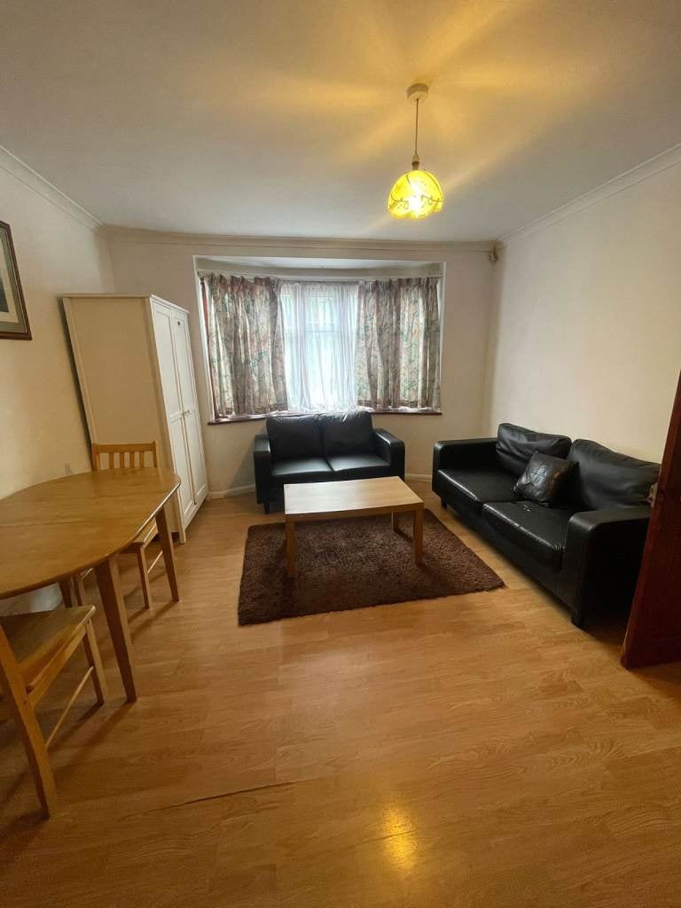 Flat Wanstead Park Road in Greater London