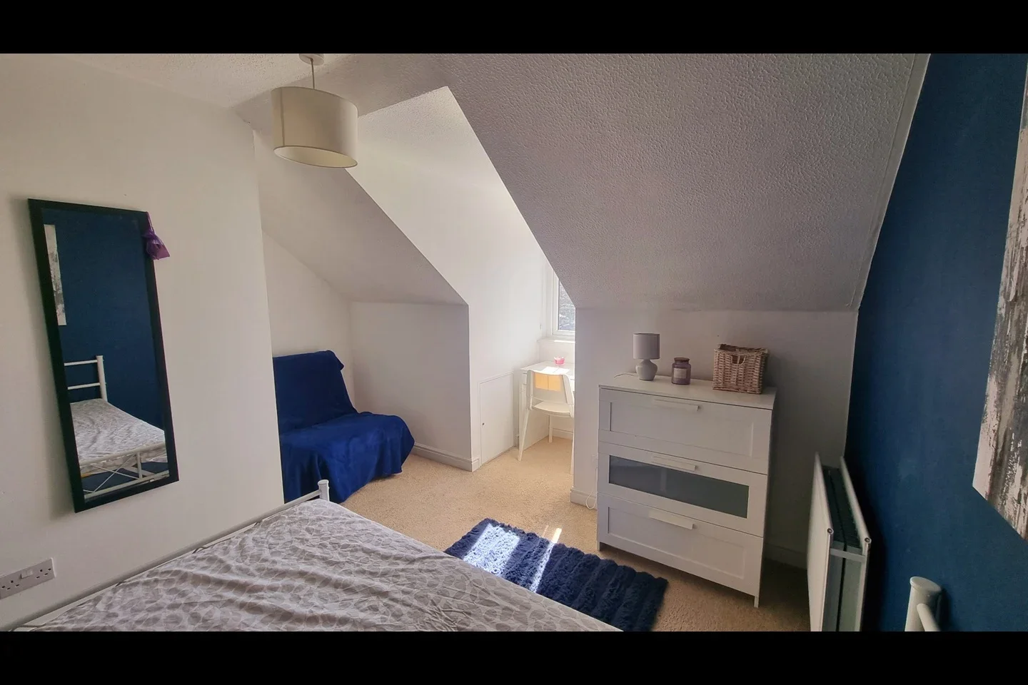 Room Chipstead Valley Road in Greater London