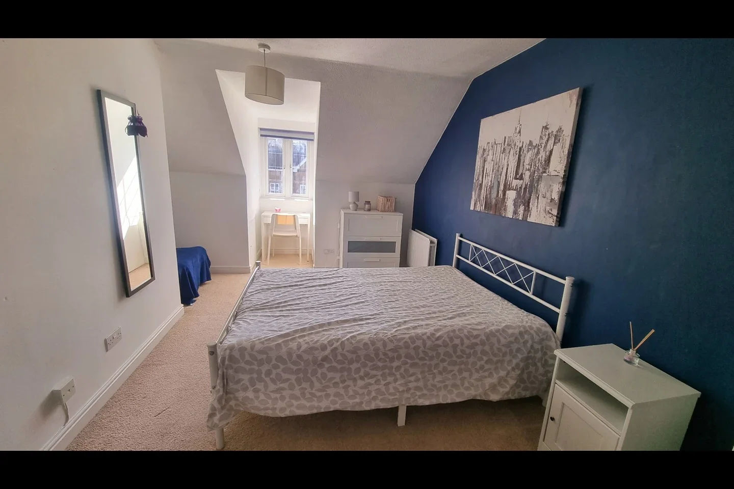 Room Chipstead Valley Road in Greater London