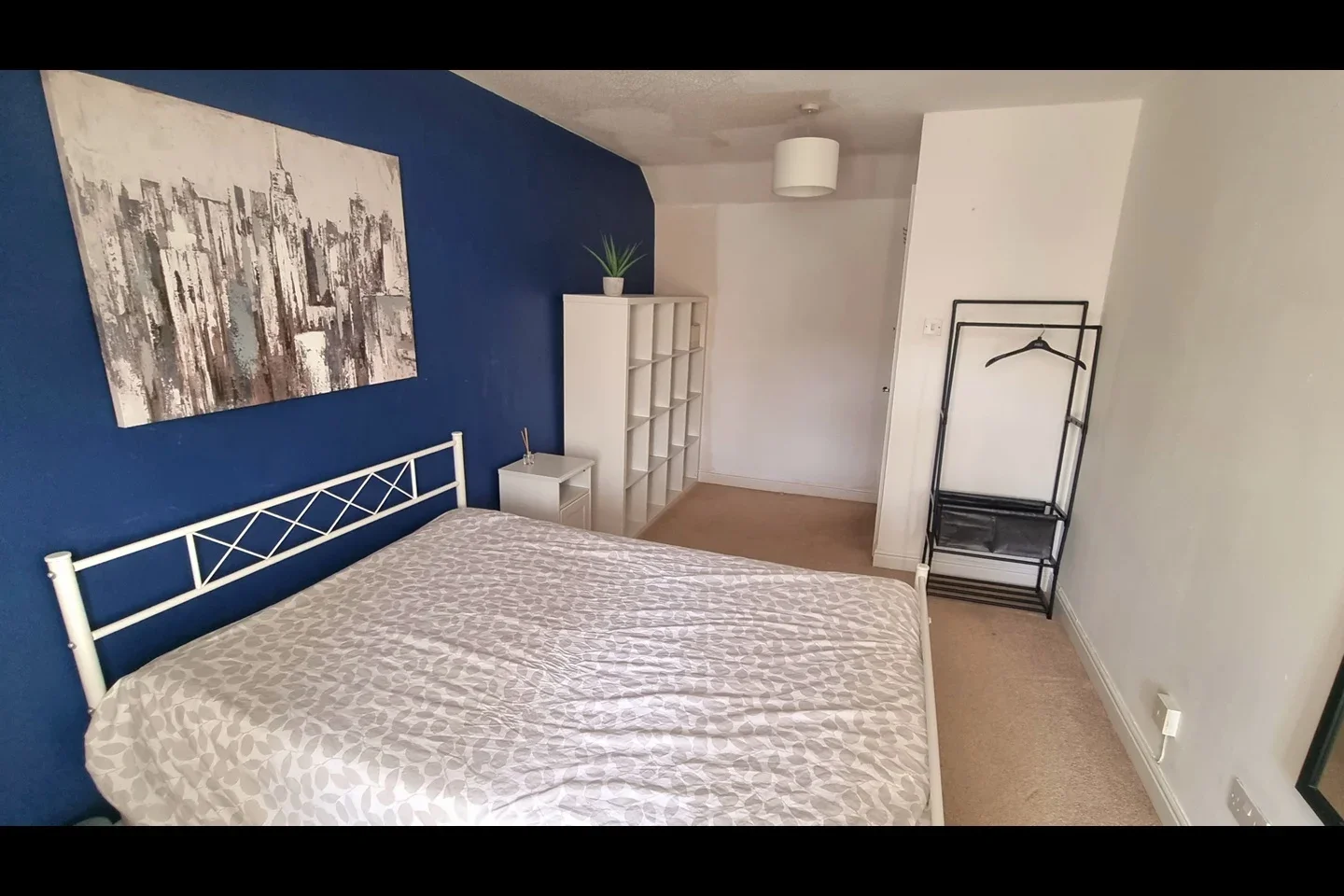 Room Chipstead Valley Road in Greater London