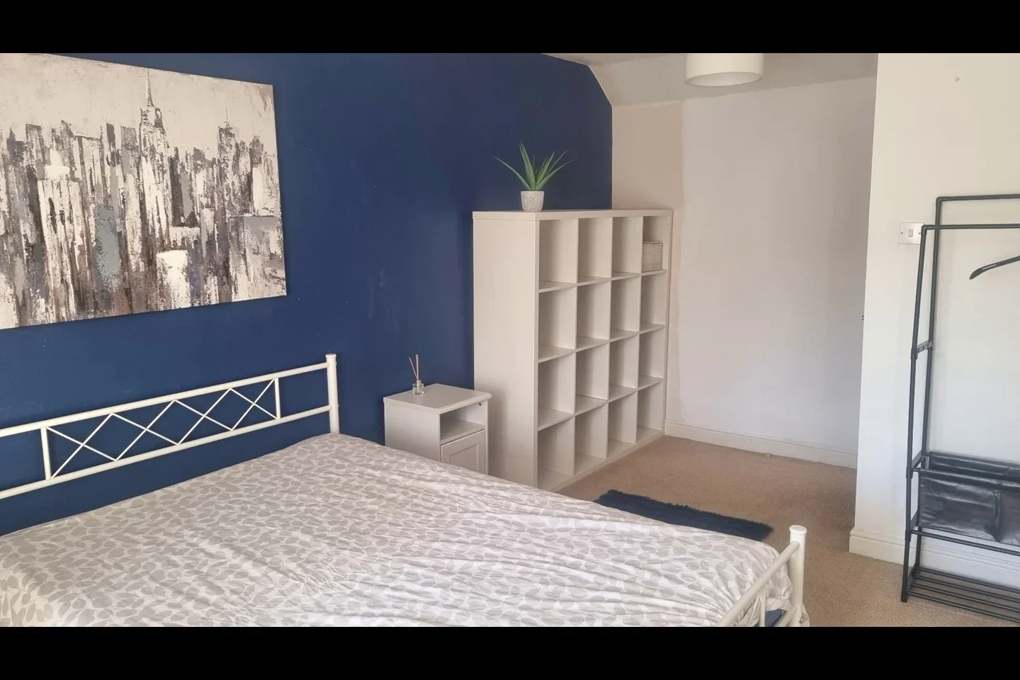 Room Chipstead Valley Road in Greater London