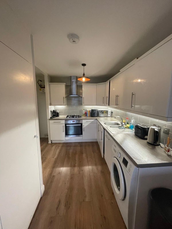 Room Shuttleworth Road in Greater London