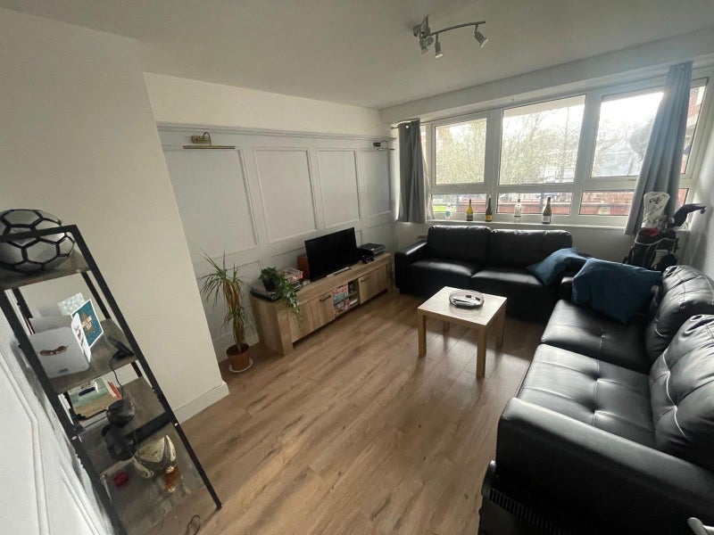 Room Shuttleworth Road in Greater London